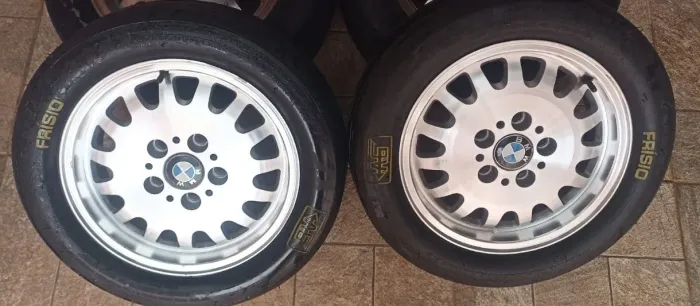 Par de rodas finas BMW 15x4 (leves)ARRANCADA (NÃO ESTÁ INCLUSO OS PNEUS)