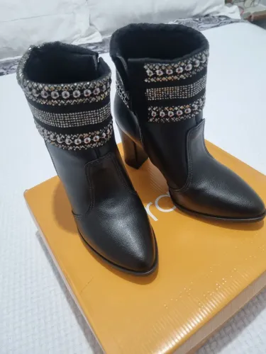 Vendo bota nova na caixa