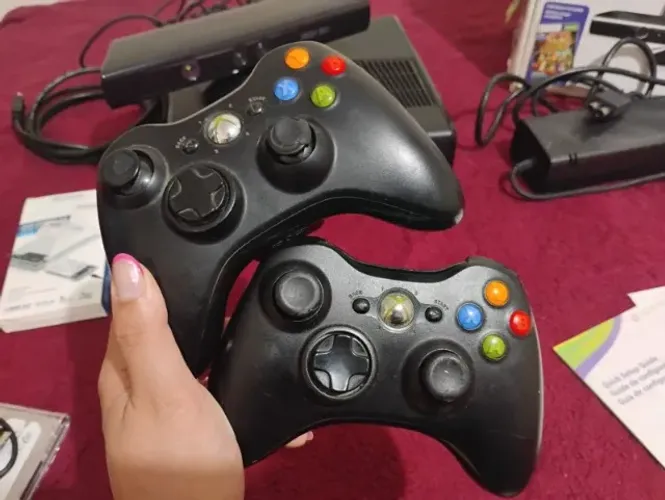 Xbox 360 Slim + Kinect, 70 jogos, 2 controles sem fio e caixa