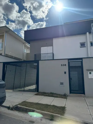 Casa, recém construída, à venda na zona Oeste de Poços de Caldas