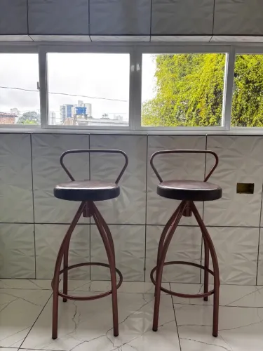 BANQUETAS GIRATÓRIAS EM COURO