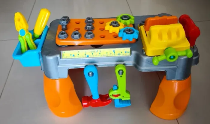 Na casinha de Ferramentas com capacete