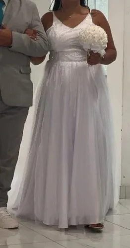 Vestido de noiva e arranjo para o cabelo