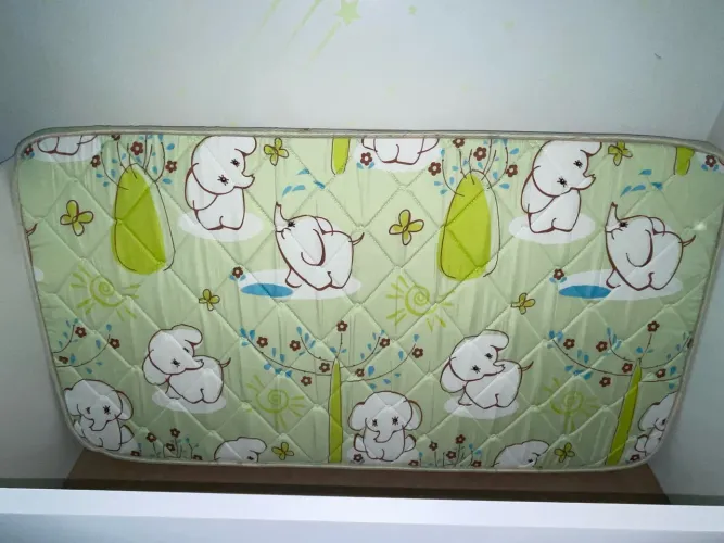 BERÇO VIRA CAMA COM COLCHÃO E ENXOVAL MENINO
