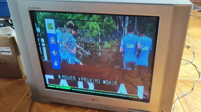 Televisão LG modelo RP-29FA30 possui 29 polegadas tela plana funcionando perfeitamente
