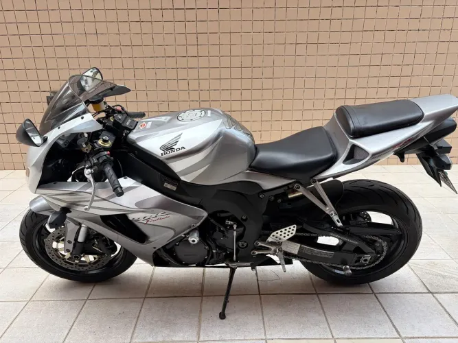 Honda CBR 1000RR Fireblade 2006 | 21.000 km | Totalmente Original | Raridade
