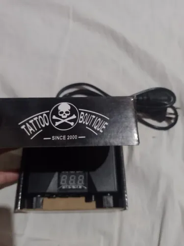 Fonte para tatuagem com duas entradas
