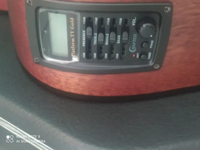 Violão Crafter e um cubo amplificado para violão Laney
