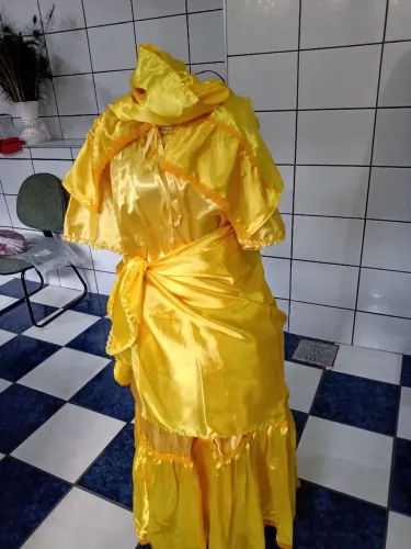 Conjunto completo da orixá Oxum tamanho G amarelo ouro.