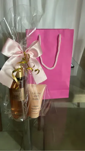KIT DIA DOS NAMORADOS BODY SPLASH VICTORIA?S SECRET + HIDRATANTE LANCÔME
