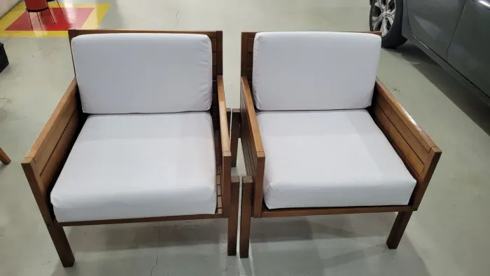 4 poltronas em madeira cada 1200