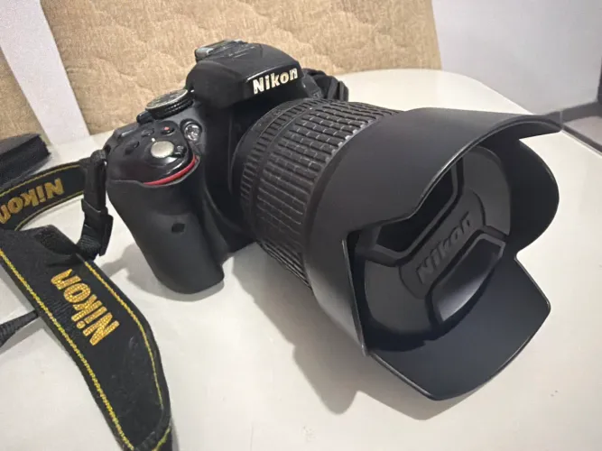VENDO NIKON D5300 + LENTE 18-105 + FLASH DA MARCA TRIOPO + 2 BATERIAS + CARREGADOR 