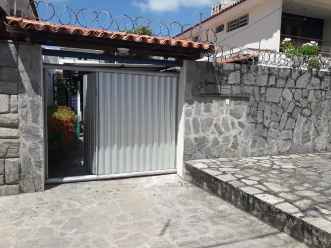 Aluga-se casa no Bessa,  próxima da praia