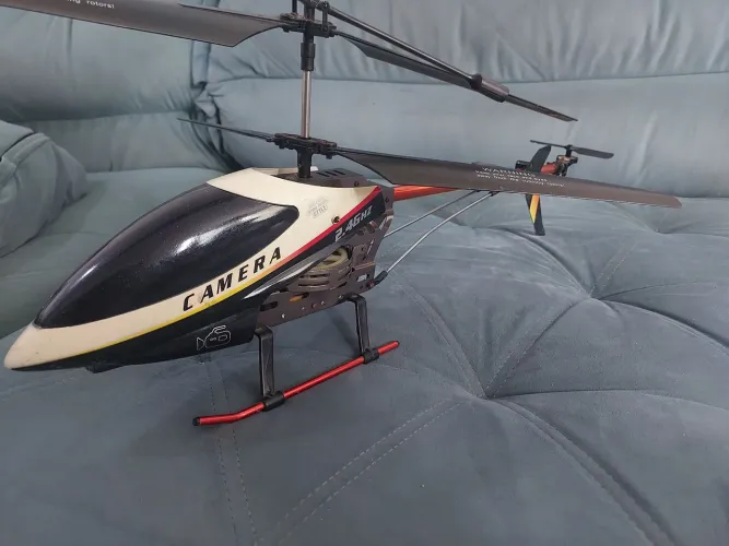 helicóptero de controle remoto, modelo UDI U12A.