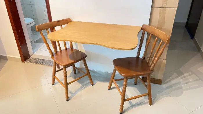Mesa dobrável e duas cadeiras