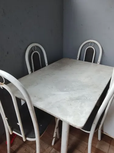 Mesa com 4 cadeiras