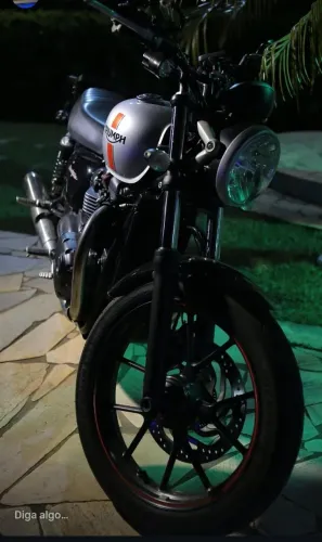 Triumph Street Twin 900 2016 com 24 mil km 