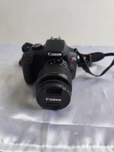 Câmera fotográfica Canon.
