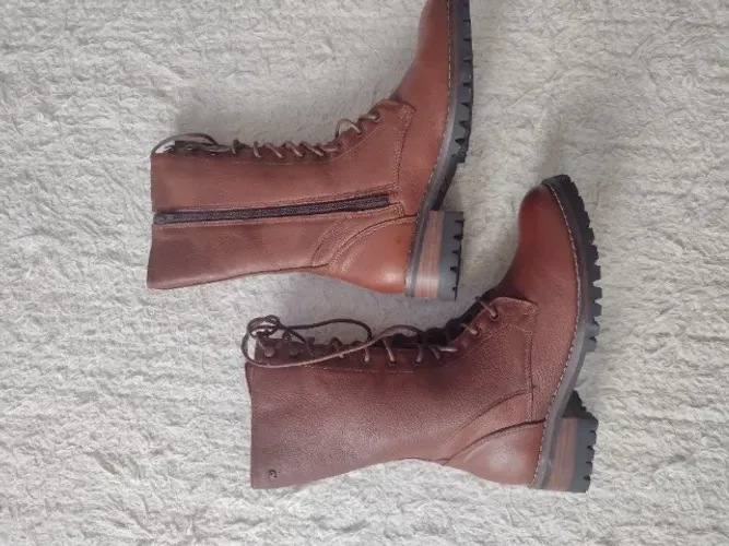 Botas de couro, cor caramelo, cano médio, com cadarços e zíper lateral. Marca WS, que prez