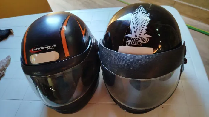 Vende-se dois capacetes