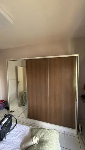 Guarda-roupa em MDF com 3 portas - medindo 2.30m