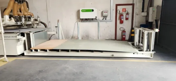 Centro de usinagem Marca Morbidelli com mesa nesting. Composto de 03 bombas de vácuo