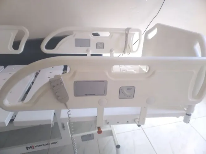 Cama hospitalar motorizada 7 movimentos com controle remoto