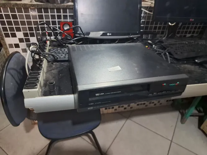 Video k7 cce .antigo. nao esta funcionado. Sem controle remoto serve para consertar ou de