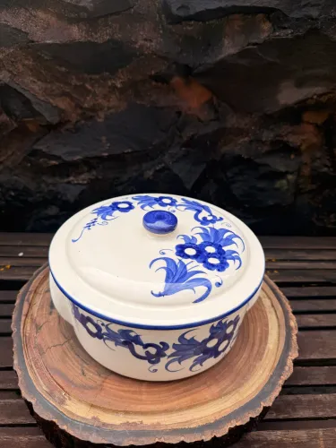 Panela de cerâmica azul e branca