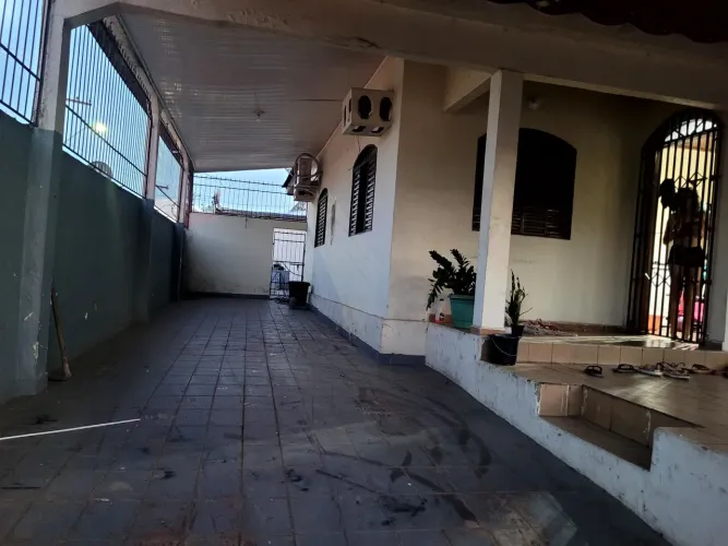 VENDO CASA EXCELENTE LOCALIZAÇÃO PARA COMERCIO