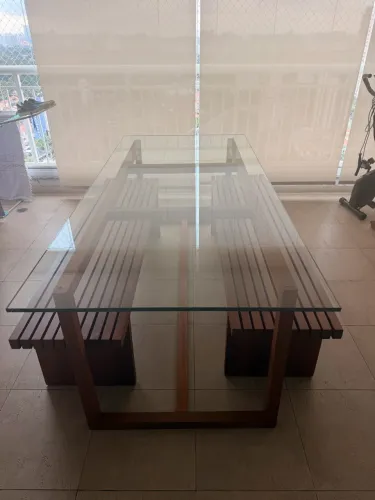 Mesa de madeira com tampo de vidro e 2 bancos para 8 pessoas