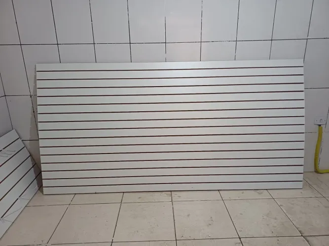 Kit painel canaletado com ganchos