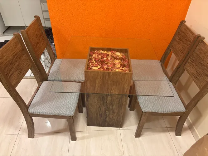 Conjunto Mesa e Cadeiras