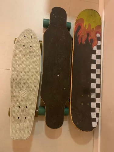 Kit com 3 skates em tamanhos variados bem conservados