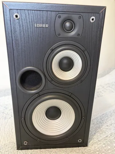 Monitor de audio edifier modelo R2700