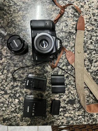 Canon 5D Mark III + Canon 50mm f/1.8 + Yongnuo 35mm + 3 baterias + carregadores