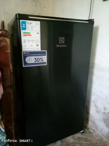 Vende-se geladeira pequena.