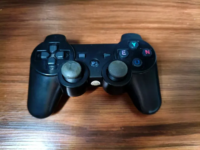 Controle ps3 pra vender rapido só com marcas de uso funcionando perfeitamente 