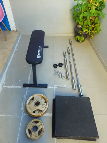 Equipamentos de academia com anilhas
