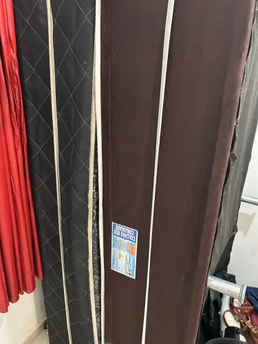 Tem duas camas box  ( cada uma por 250.00 ) 