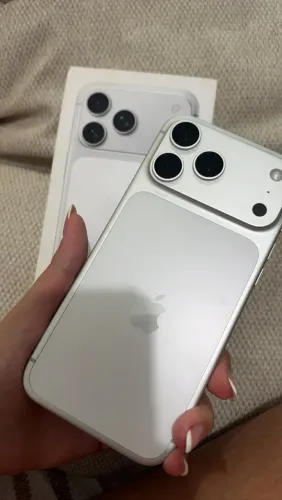 iPhone 17 pro max silver