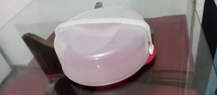 Porta bolo Tupperware na cor vinho 