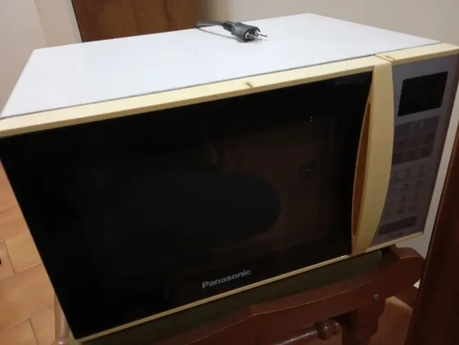 Microondas Panasonic com um bom estado de conservação. Funcionando perfeitamente 