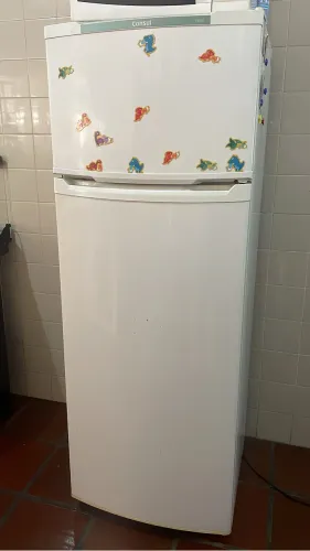Geladeira liga mas não gela!