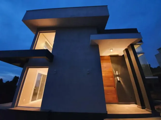 Linda Casa com 4 Dormitório com sistema de cisterna, painel solar Zona Norte