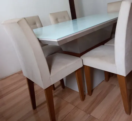 Vendo uma mesa com seis cadeiras
