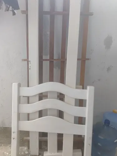 Cama de solteiro em madeira