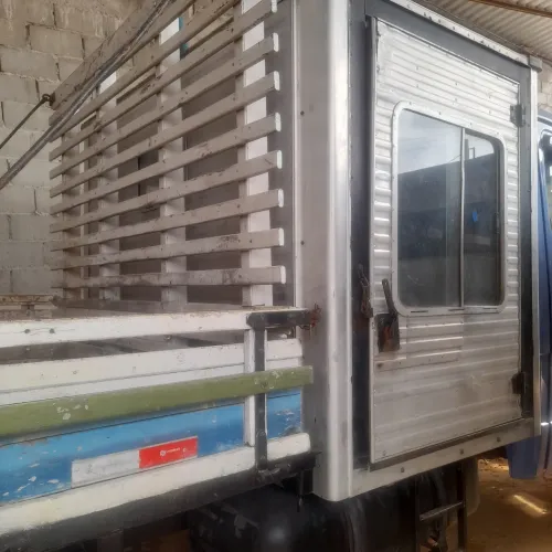 Cabine auxiliar com carroceria