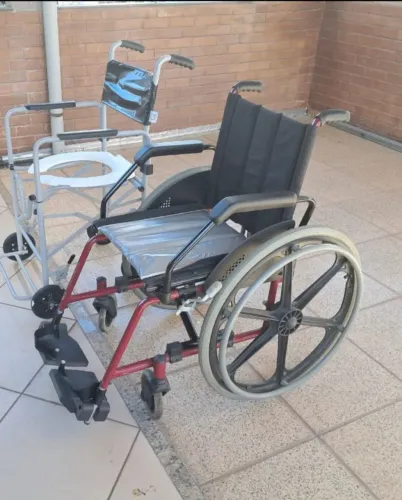 Cadeira de rodas jaguaribe muito nova.