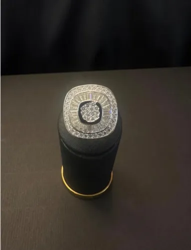Anel Brilhantes e Baguetes com Moissanites